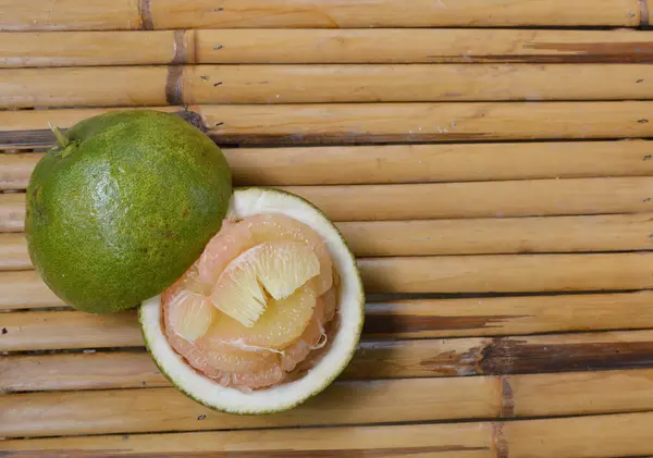 Pomelo sobre mesa de bambú — Foto de Stock