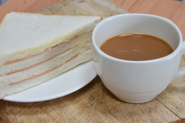 Sándwich de bolonia en plato en chuleta de madera — Foto de Stock