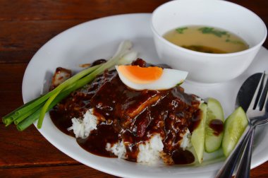 Barbekü domuz eti tatlı sos ve haşlanmış yumurta giyinme