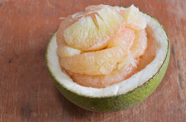 Pomelo frutta tailandese sul tavolo di legno — Foto Stock