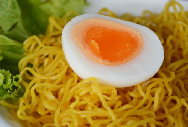Vařené vejce, polovinu snížit na čínské nudle — Stock fotografie