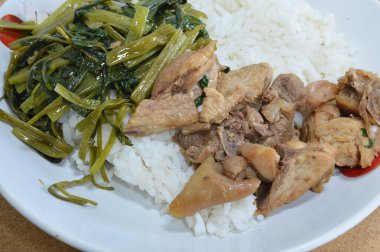 Kavrulmuş Tavuk tuzlu ve tavada kızartılmış sabah zafer pirinç