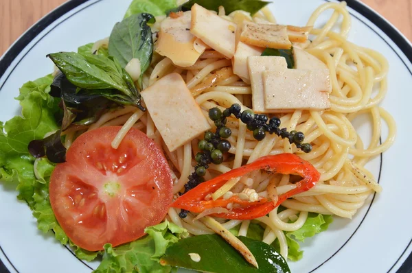 Gesauteerde pikante spaghetti met schijfje worst Thaise fusion eten — Stockfoto