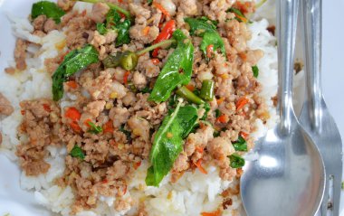 baharatlı fesleğen yaprağı ve biber ile domuz pirzolası tavada kızartılmış