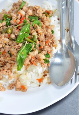 baharatlı fesleğen yaprağı ve biber ile domuz pirzolası tavada kızartılmış