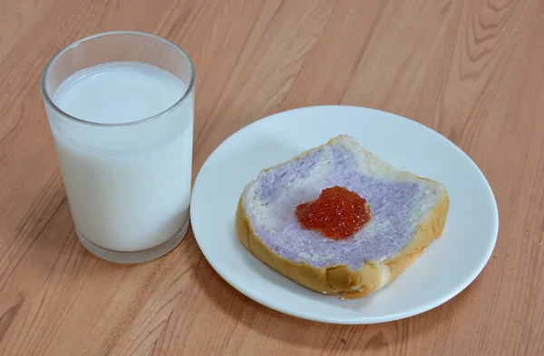นมกับขนมปังสไลด์ผสมทาโร่ท็อปปิ้งแยมค่ะ — ภาพถ่ายสต็อก