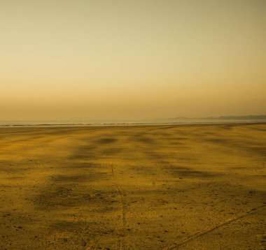 Gün doğumu huzurlu, sessiz ve boş bir plajda