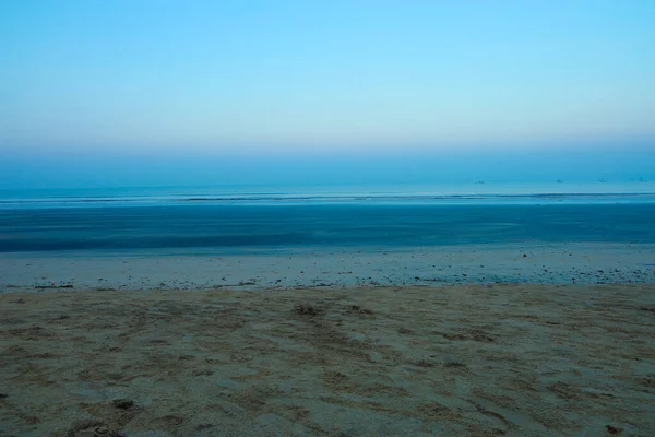 Der Sonnenaufgang Einem Ruhigen Stillen Und Leeren Strand — Stockfoto