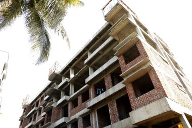 4 katlı ve 1 zemin katlı inşaat halindeki bir apartman.