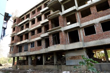 4 katlı ve 1 zemin katlı inşaat halindeki bir apartman.