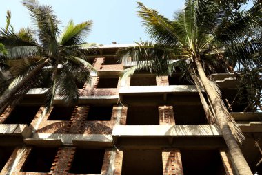 4 katlı ve 1 zemin katlı inşaat halindeki bir apartman.