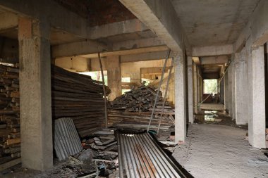 İnşaat ve apartmanın zemin katında.