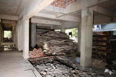 İnşaat ve apartmanın zemin katında.