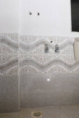 Banyoda paslanmaz çelik musluklar