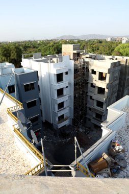 Hazır ve tamamlanmış bir apartmanın terası.