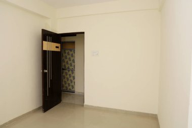 3 katı ve 1 zemin katı olan bir binada kalmaya hazır.