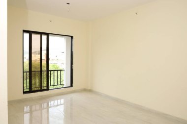 3 katı ve 1 zemin katı olan bir binada kalmaya hazır.