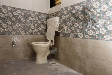 Dairesinde kalmaya hazır Hint tarzı bir tuvalet.