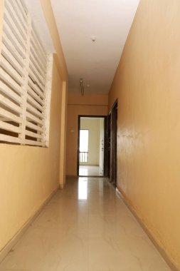 3 katı ve 1 zemin katı olan bir binada kalmaya hazır.