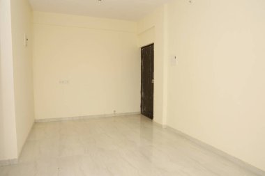 Bir binada düz kalmaya hazır.