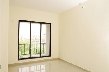 Bir binada düz kalmaya hazır.