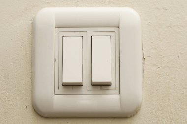 İki düğmeli bir tahta.