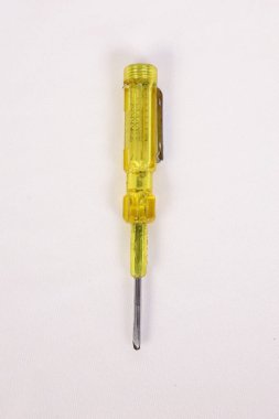 Voltajı kontrol etmek için bir elektrikli testçi