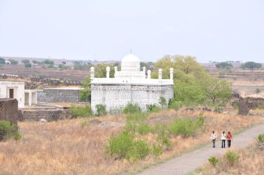 Eski bir bölge merkezi olan Naldurg kalesi Osmanabad, Maharashtra, Hindistan 'da yer almaktadır..
