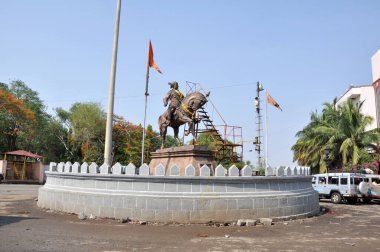 Chhatrapati Shivaji Maharaj heykeli yolun ortasına yerleştirilmiş..