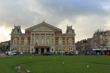 Amsterdam, Hollanda, Concertgebouw (konser salonu) The Museumplein 'da arka planda. Toplum için bir kaynak görevi görüyor. Ticari kullanım için fotoğrafçıların fotoğraf çekmesine izin verildi.