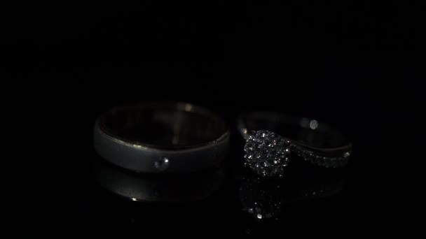 Makro Och Närbild Bröllop Ring Svart Bakgrund Med Svagt Ljus — Stockvideo