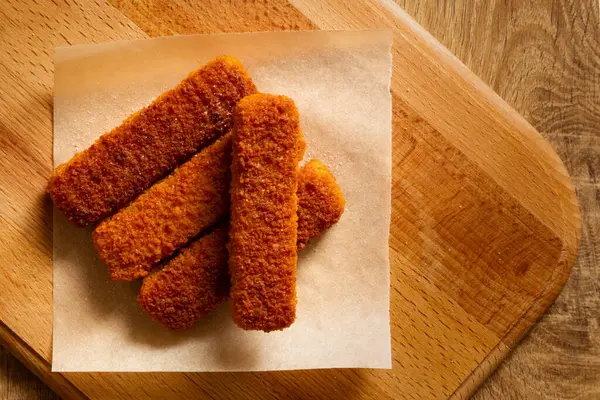 Parşömen üzerinde tuz bulunan balık kroketleri.