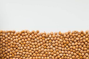 Işık arkaplanı üzerinde nohut ve diğer içerik için kopyalama alanı