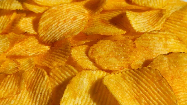 Güneşli bir günde dalgalı cips yakın