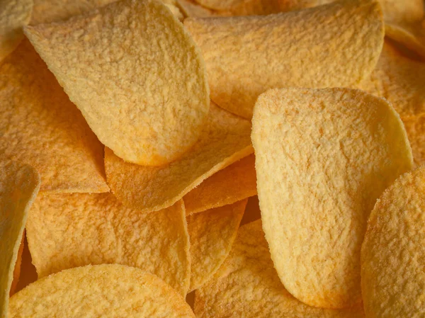 Patates cipsi güneş ışığına yakın çekim - üst görünüm