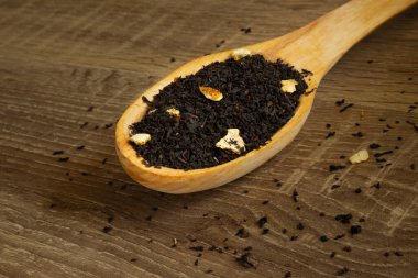 Büyük tahta kaşık ve portakal çayı.