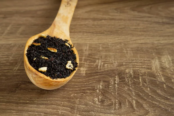 Tahta kaşıkta portakallı çay