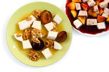 Beyaz izole peynirli tatlı meyveli salata