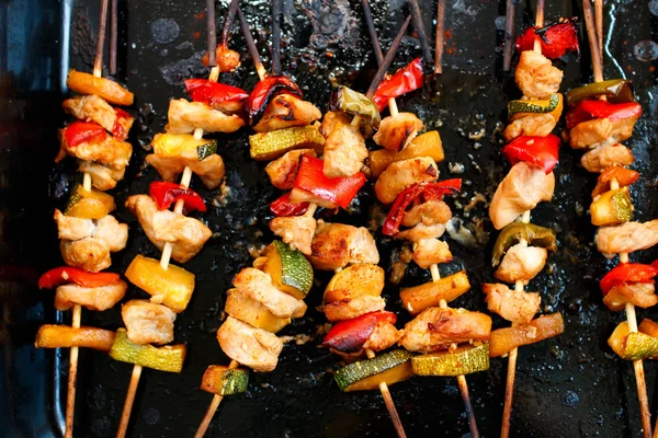 Chicken teriyaki kebabs with vegetables on baking, close-up — Stock Photo, Image