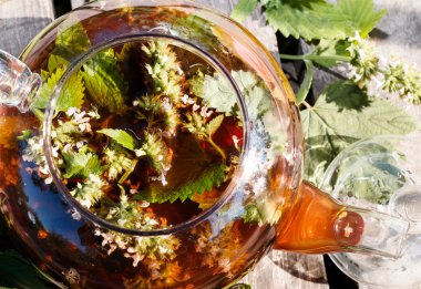 Blackcurrant ve melissa bitki çayı şeffaf çaydanlık