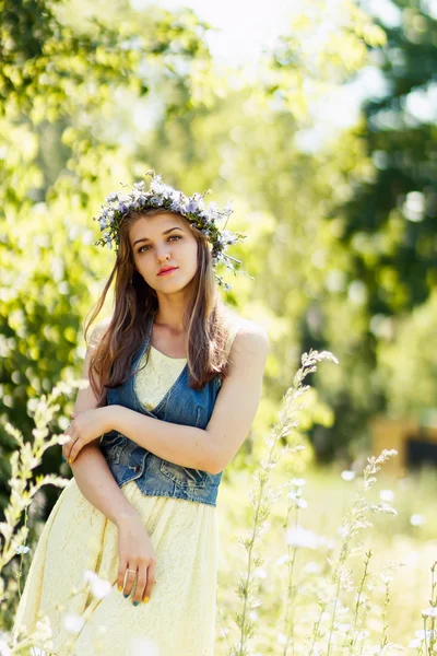 Porträtt av ganska ung kvinna på naturen, sommaren skog — Stockfoto