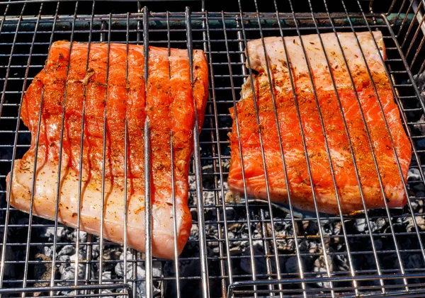 Salmon steak grilling, close-up — Stock Photo, Image