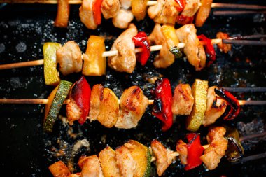 Tavuk teriyaki kebap siyah pişirme sebze ile