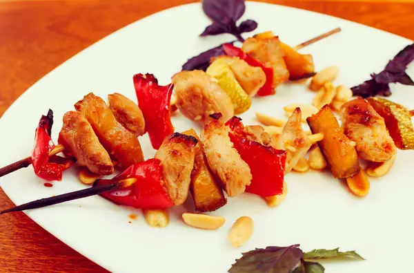 Chicken kebabs with pepper and zucchini, toned, close-up — Stock Photo, Image