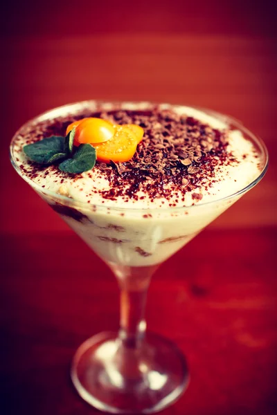 Tiramisu mit Physalis und Minze, getönt — Stockfoto