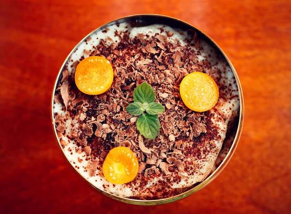 Tiramisu in Tasse, mit Physalis — Stockfoto