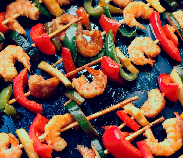 Teriyaki shrimp kebabs, close-up, toned — Stock Photo, Image