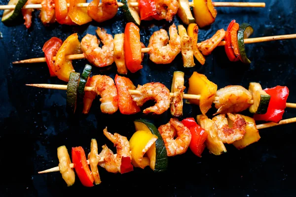Teriyaki shrimp kebabs, close-up — Stock Photo, Image