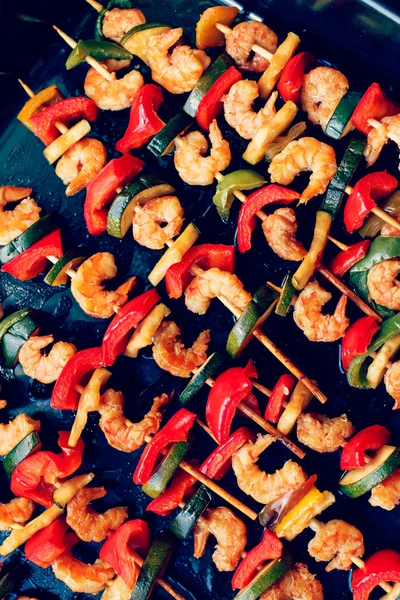 Shrimp kebabs, diagonally — Stock Photo, Image