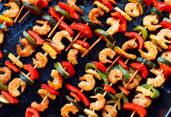 Shrimp kebabs on baking, diagonally — Stock Photo, Image